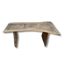 Charger l'image dans la galerie, Craquez pour notre banc en bois de palme ! De par ses motifs, il garantie une authenticité donne à vos espaces, un style ethnique et rustique. En famille, ou entre amis, ce banc saura mettre en avant vos moments les plus précieux.