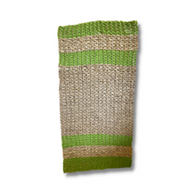 Charger l'image dans la galerie, Ce tapis rectangulaire en jacinthe d'eau fait main va donner une touche chaleureuse à vos pièces. Inspiré d'un style bohème, ce tapis est très tendance en ce moment. Vous pouvez le retrouver en plusieurs coloris : marron pour rester dans des tons neutres et classiques et vert pour une touche plus colorée et originale !