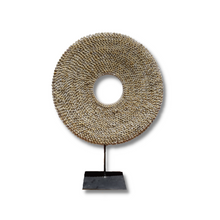 Charger l'image dans la galerie, Ce superbe collier tribal de la Papouasie nouvelle Guinée est un collier décoratif. Il est crocheté sur un cerceau en coton sur lequel se trouve plusieurs coquillages attachés individuellement. Vendu avec le support métallique, vous pouvez l'installer dans vos intérieurs pour un style atypique et pour faire voyager vos convives !