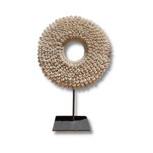 Charger l'image dans la galerie, Ce superbe collier tribal de la Papouasie nouvelle Guinée est un collier décoratif. Il est crocheté sur un cerceau en coton sur lequel se trouve plusieurs coquillages attachés individuellement. Vendu avec le support métallique, vous pouvez l'installer dans vos intérieurs pour un style atypique et pour faire voyager vos convives !