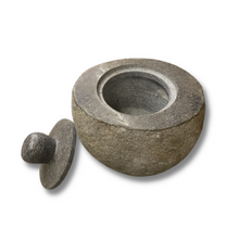 Charger l'image dans la galerie, Récipient en andesite