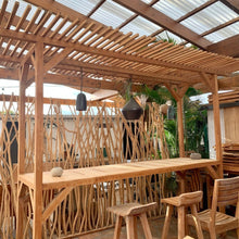 Charger l'image dans la galerie, Apportez une touche chaleureuse à la décoration de votre espace extérieur grâce à ce bar tiki en teck. Parfait pour vos soirées, moments festifs et instants de partage avec les convives autour d'une délicieuse boisson rafraichissante lors des journées ensoleillées.