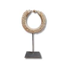 Charger l&#39;image dans la galerie, Ce superbe collier tribal de la Papouasie nouvelle Guinée est un collier décoratif. Il est crocheté sur un cerceau en coton sur lequel se trouve plusieurs coquillages attachés individuellement.   Vendu avec le support métallique, vous pouvez l&#39;installer dans vos intérieurs pour un style atypique et pour faire voyager vos convives ! 
