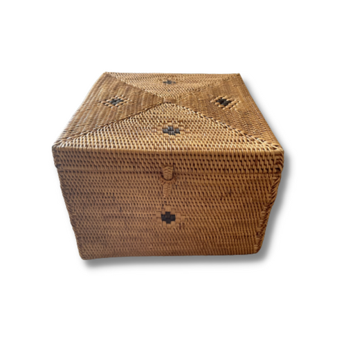 Cette boîte de rangement carrée en rotin vous aidera à mettre en valeur vos décorations avec aisance et classe et s'adapte à toutes les pièces de la maison.  Tissés à partir de rotin naturel et durable, nos produits sont faits à la main et chaque pièce est unique.